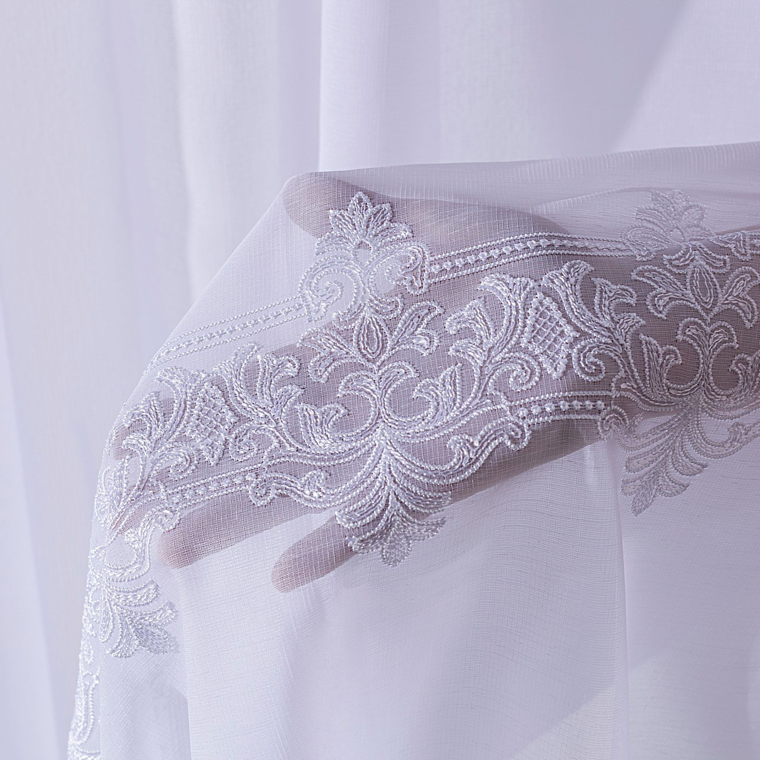 Voile 186-36 vit med mönsterkant