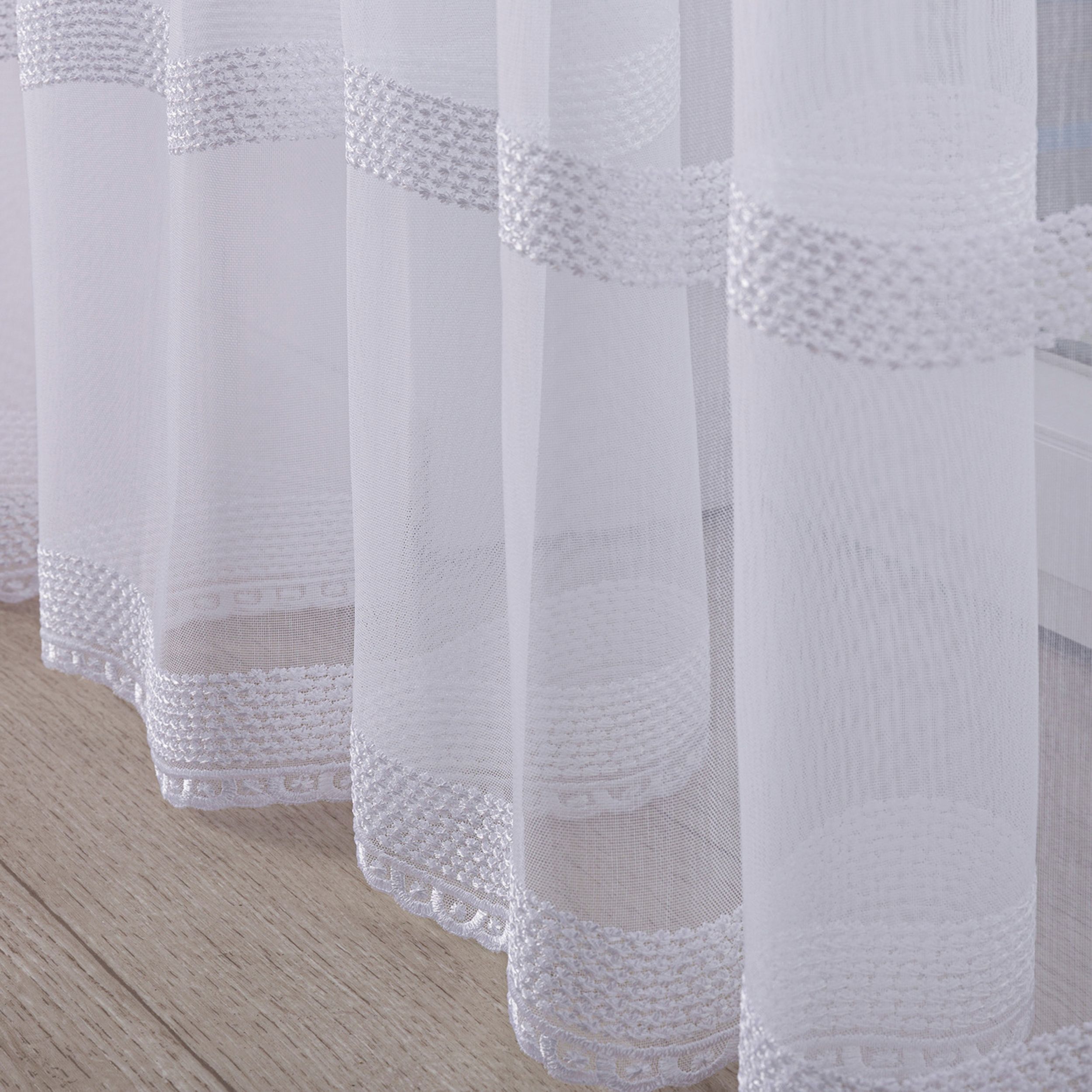Voile 186-40 vit med mönsterkant