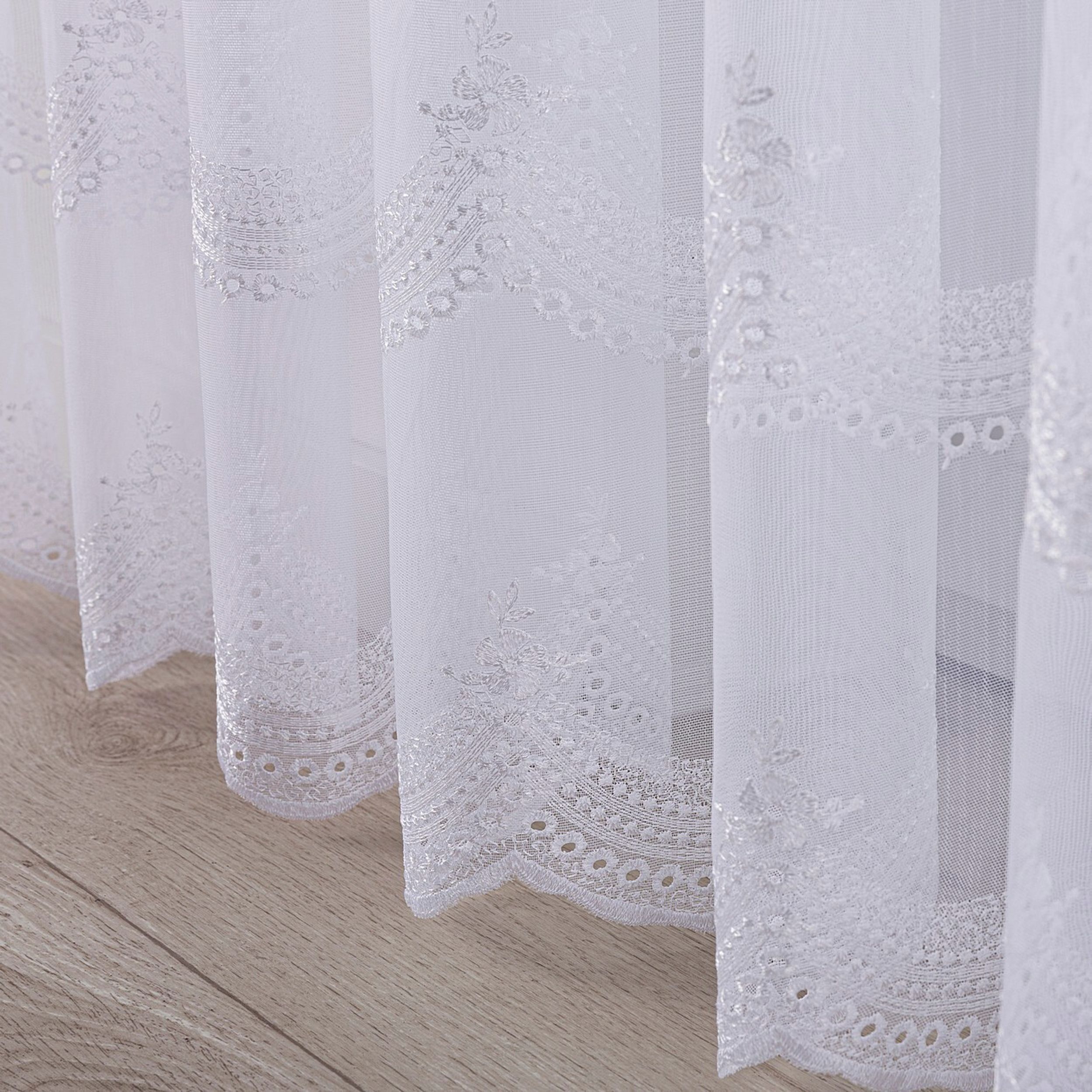 Voile 186-51 vit med mönster