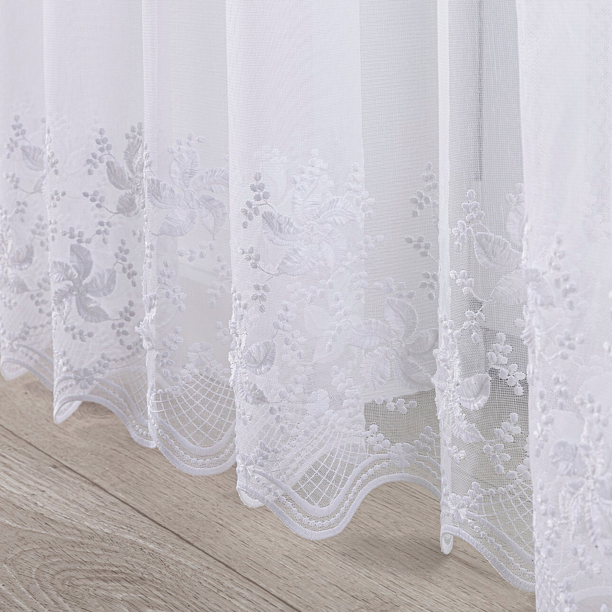 Voile 186-56 vit med mönsterkant