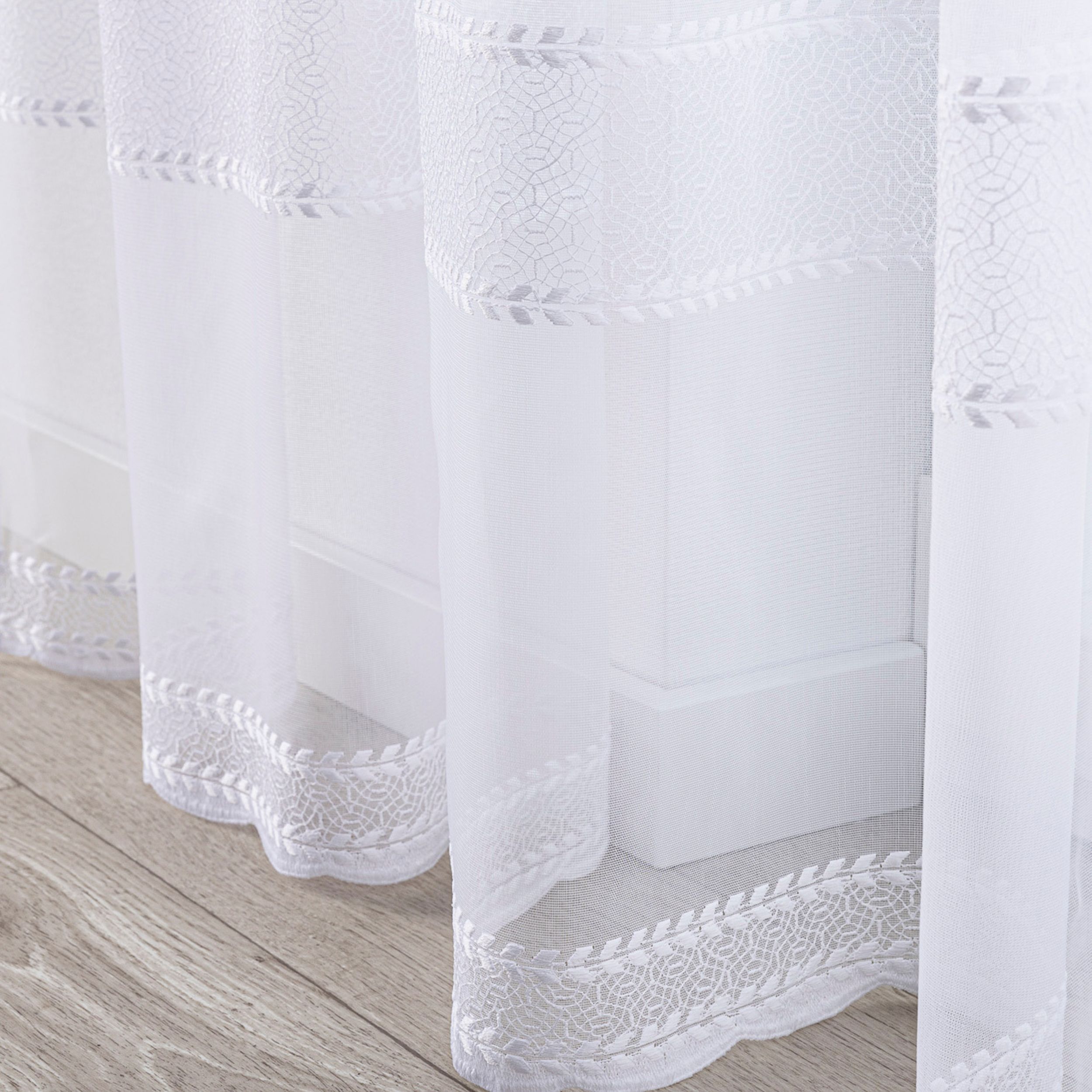 Voile 186-57 vit med mönsterkant